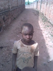 garoto de Ruanda